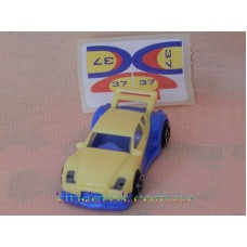 Желто-синий гоночный автомобиль под номером 37