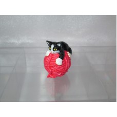 Коты на клубках - Черно-белый кот на розовом клубке