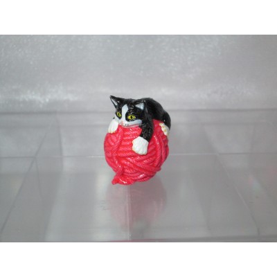Коты на клубках - Черно-белый кот на розовом клубке