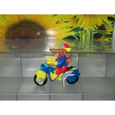 Мотокойот на желто-синем мотоцикле