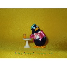 Пингвин барный возле столика